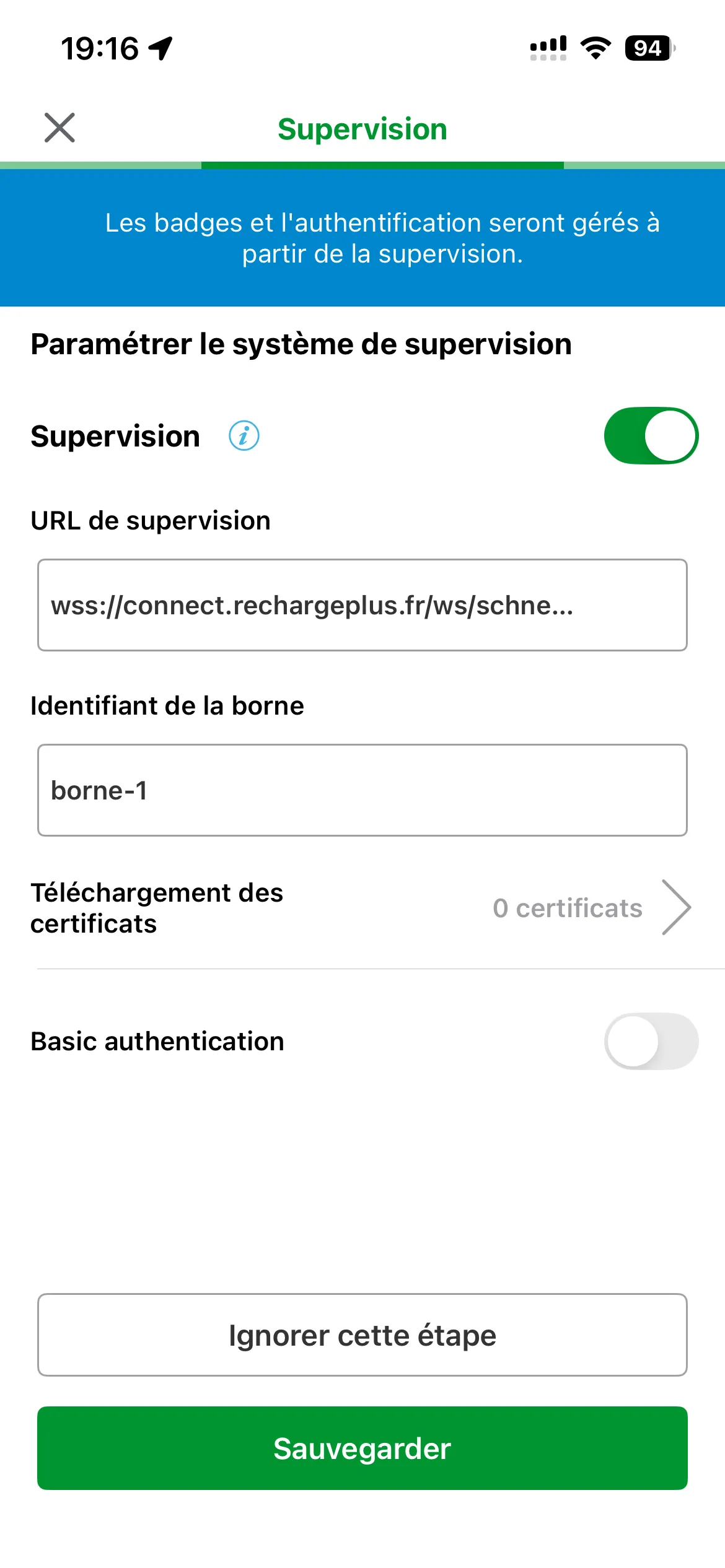 Écran Supervision Schneider configuré pour Recharge+ : URL wss://connect.rechargeplus.fr et identifiant de la borne